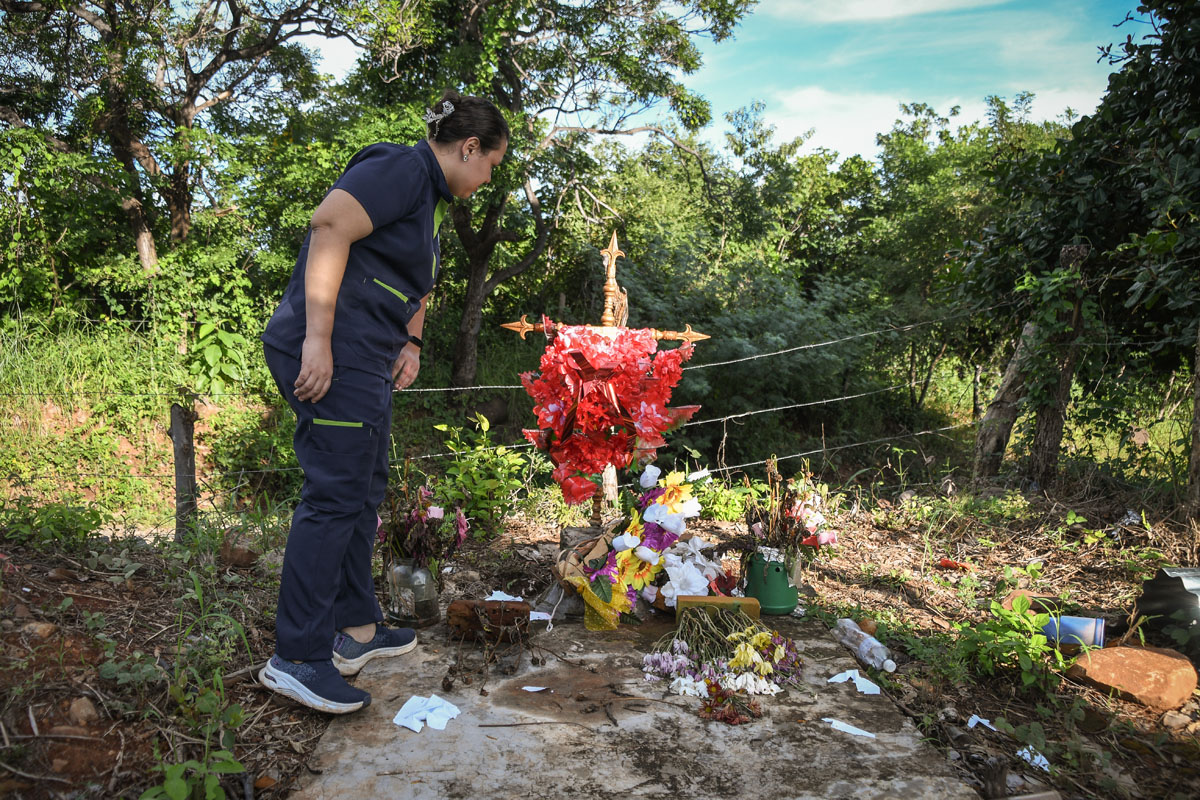 Morena Martínez, enfermera de PRO-VIDA, visita la tumba de Sonia Salgado, paciente de cáncer de cérvix a quien acompañó en su proceso y quien falleció en febrero de 2023. Foto Kellys Portillo.