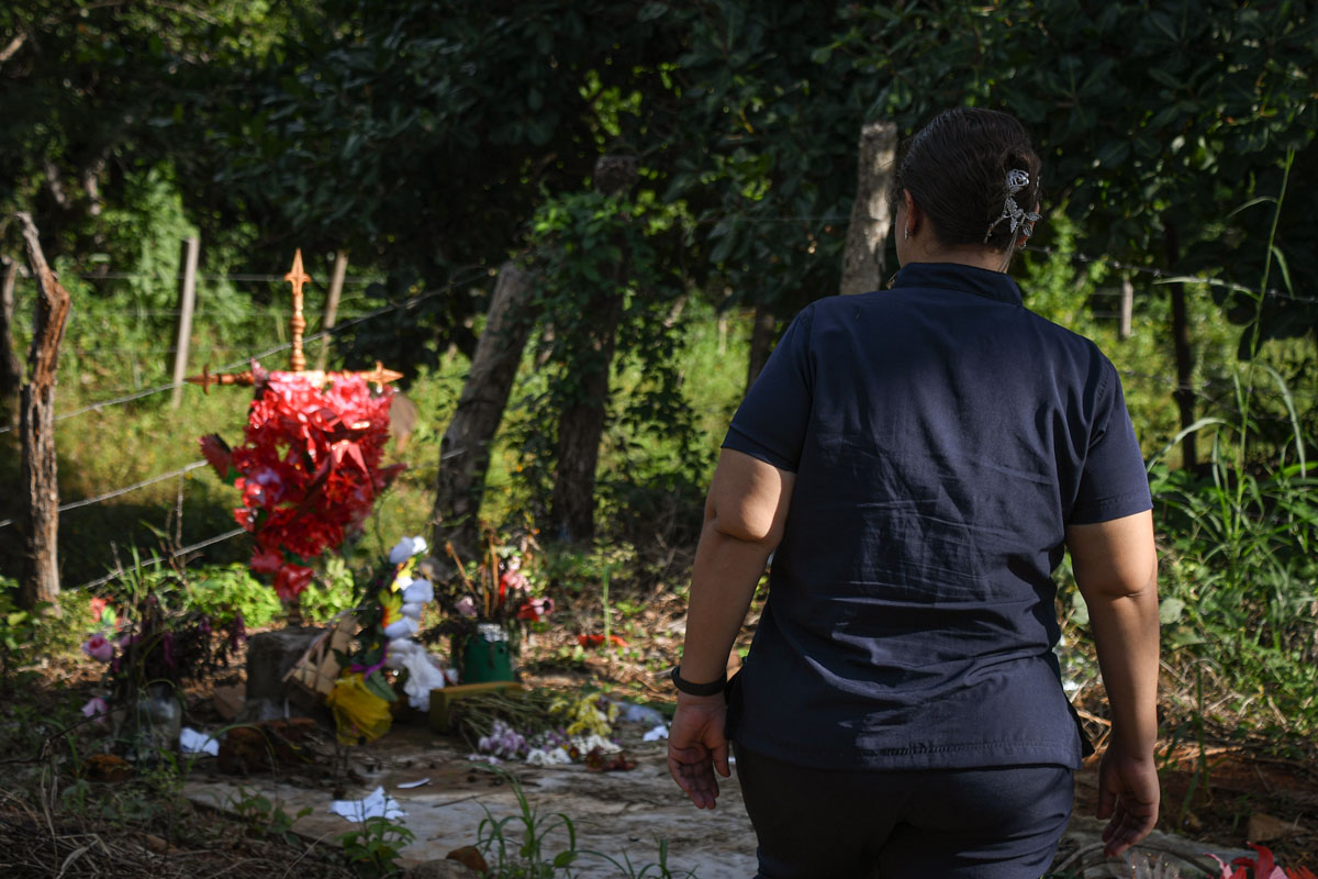 Morena Martínez, enfermera de PRO-VIDA, visita la tumba de Sonia Salgado, paciente de cáncer de cérvix a quien acompañó en su proceso y quien falleció en febrero de 2023. Foto Kellys Portillo.