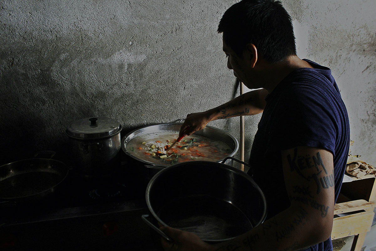 Filadelfx Aldaz, defensore de derechos humanos, prepara alimentos en la comedora comunitaria autónoma Nkä'äymyujkëmë. Crédito: Metztli Molina Olmos