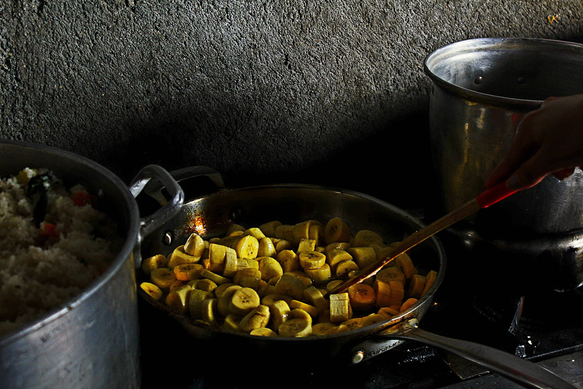Proceso de la ‘‘cocinada’’ en la comedora comunitaria Nkä'äymyujkëmë, Oaxaca de Juárez. Crédito: Metztli Molina Olmos