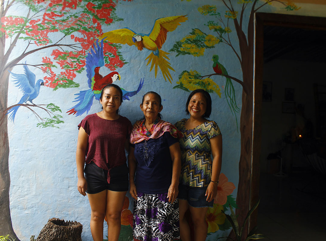 Amanda Quip e hijas en su casa, en La Palma, Tenosique, Tabasco. Crédito: Metztli Molina Olmos