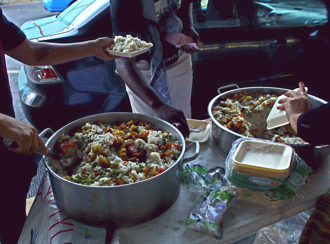 Integrantes de la comedora ‘‘Nkä'äymyujkëmë’’ reparten alimentos a población migrante en tránsito, en la central de Autobuses Unidos de Oriente, Oaxaca de Juárez. Crédito: Metztli Molina Olmos